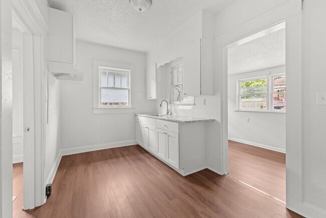 Building Photo - Move-in Special: Receive a $300 gas card with approved application and signed lease.-1609 Jeffers...