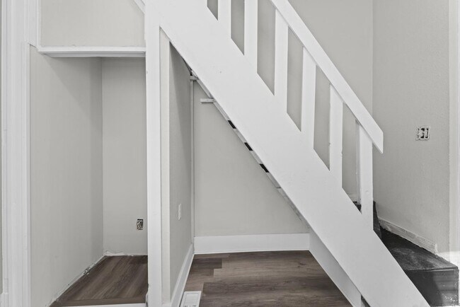 Building Photo - 111 S Vine St