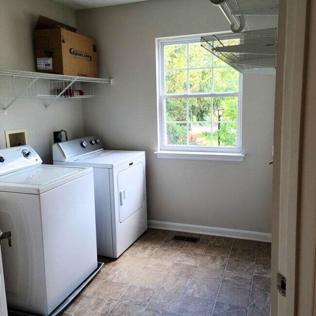 Building Photo - Spacious 3 Bedroom Townhome in Oldfarm.