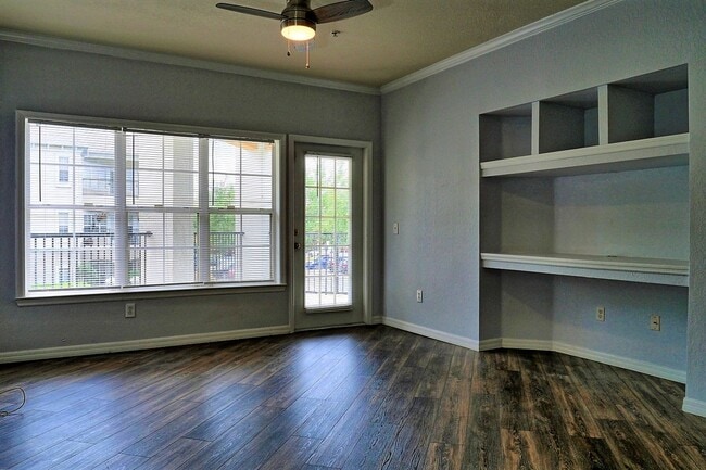 Building Photo - Second floor, 2/2 updated unit, available now!