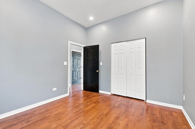 Building Photo - 4834 S Prairie Ave