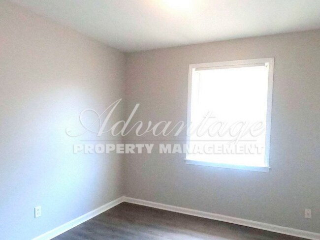 Building Photo - Newly Renovated Home in Oakhaven