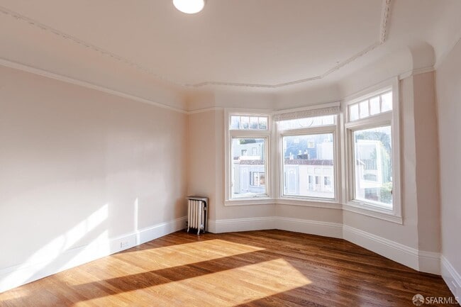 Building Photo - 910 Bay St