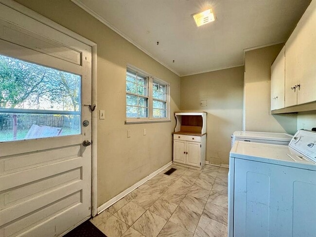 Building Photo - 6105 Belle Dr