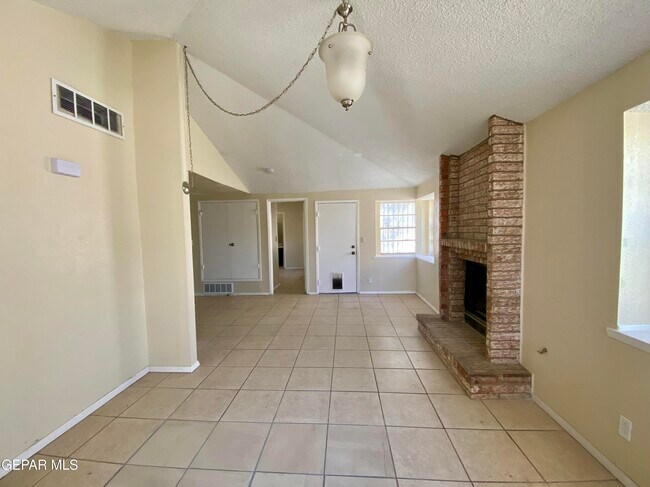 Building Photo - 823 Montera Rd