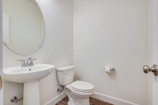 Building Photo - Beautiful Newer Build 3 Bed 2.5 Bath Reed'...
