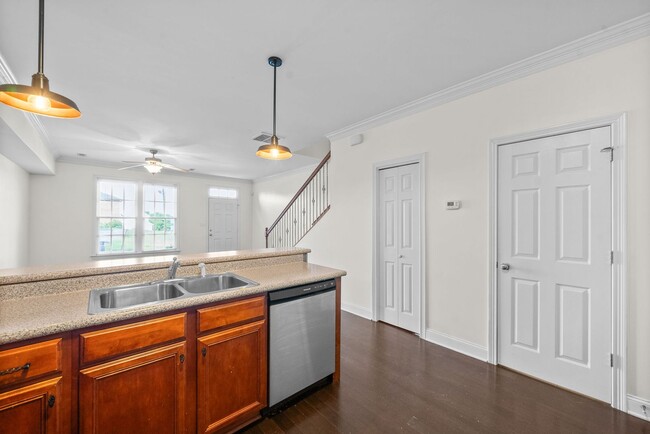 Building Photo - Pet Friendly Condo Downtown!