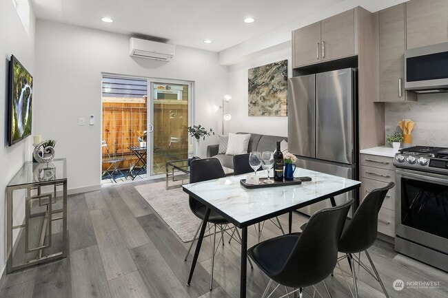 Building Photo - Modern 2 bed 2 bath town house available for move NOW