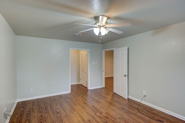 Building Photo - 2829 Doles Pl