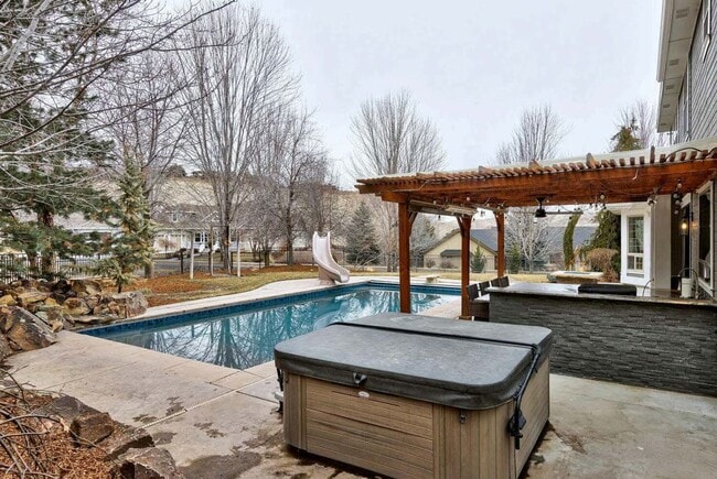 Building Photo - Beautiful home perfect for entertaining