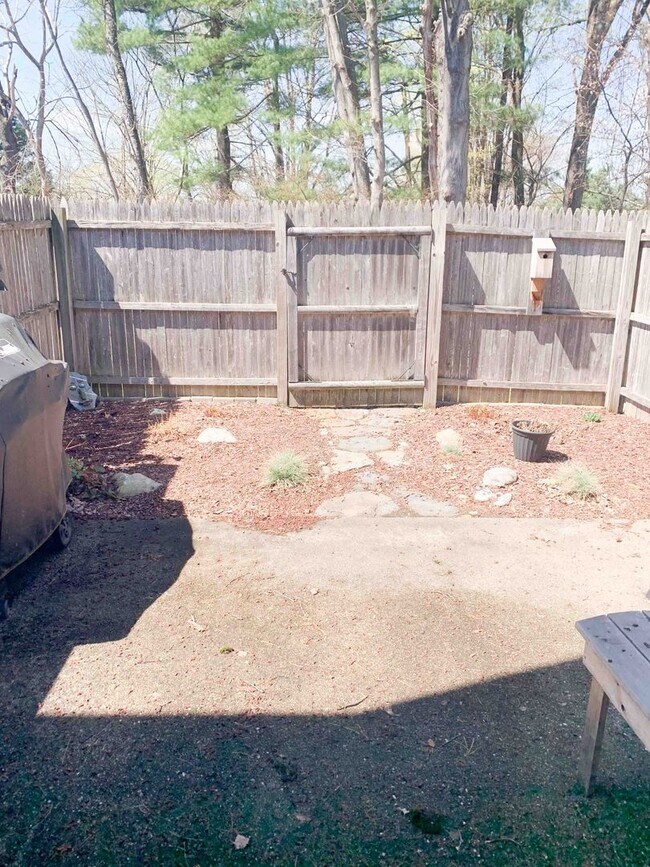 Building Photo - 2 Bed / 1 Bath Apartment – Webster Court, Amherst Available 6/8