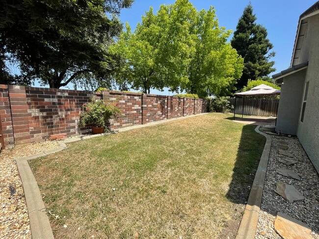 Building Photo - Spacious 4-Bedroom, 2-Bath Single-Story Ho...