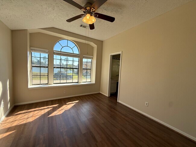 Building Photo - 11980 La Salle River Rd