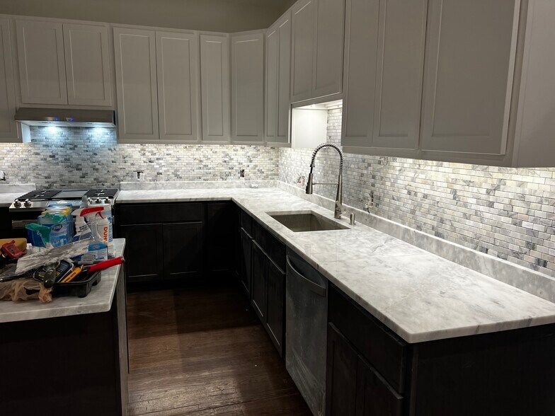 Kitchen - 5638 N Winthrop Ave