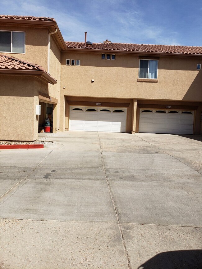 Building Photo - Gorgeous 2bd 2ba Condo in Southwest Colorado Springs!