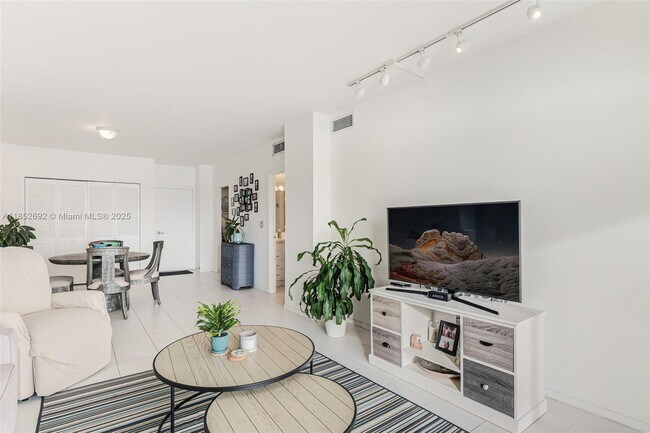 Building Photo - 300 Bayview Dr