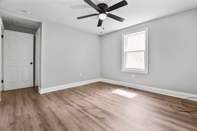Building Photo - Pet Friendly Two Bedroom!
