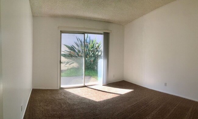 Building Photo - Mid Town Ventura - One Bedroom, One Bathro...