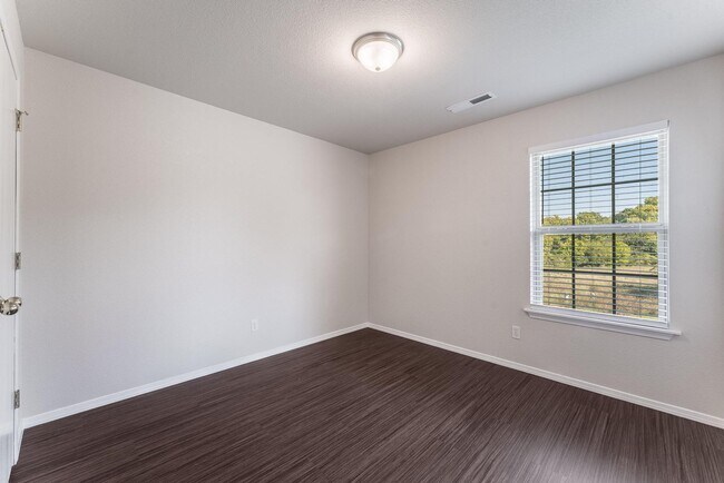 Building Photo - Milliken Duplex