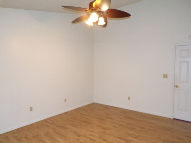 Building Photo - Nice 3 Bedroom 2 Bathroom House In South C...
