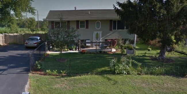 Building Photo - 817 Iroquois Ave