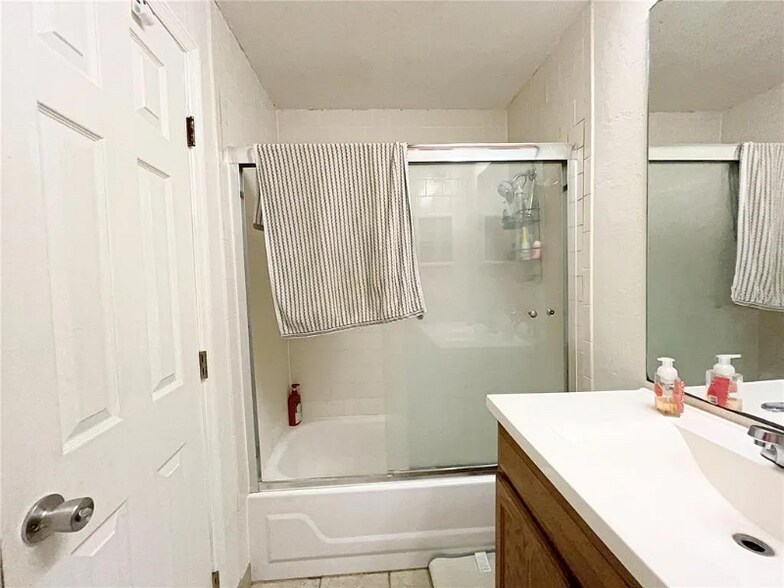 Building Photo - 2811 SW Archer Rd