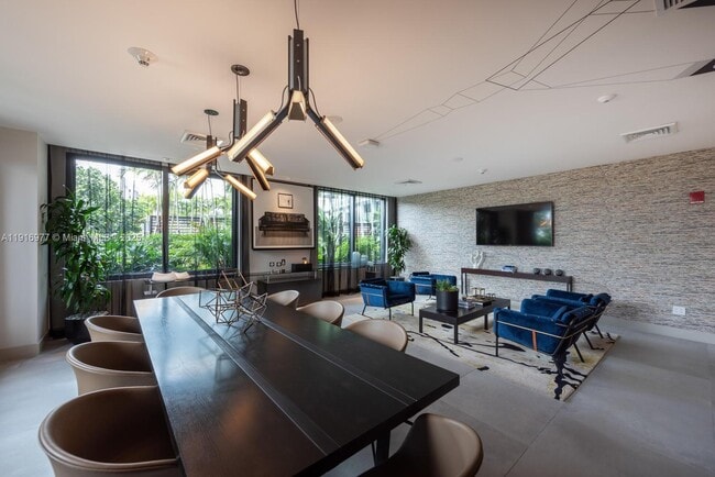 Building Photo - 121 NE 34th St