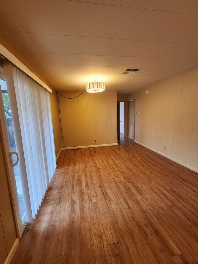 Building Photo - Adorable Retro Chic Home