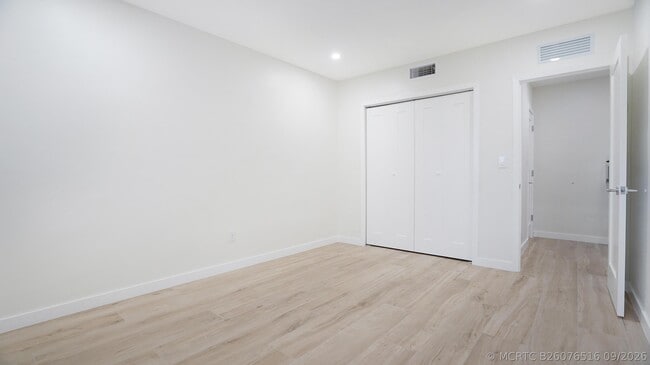 Building Photo - 701 S Royal Poinciana Blvd
