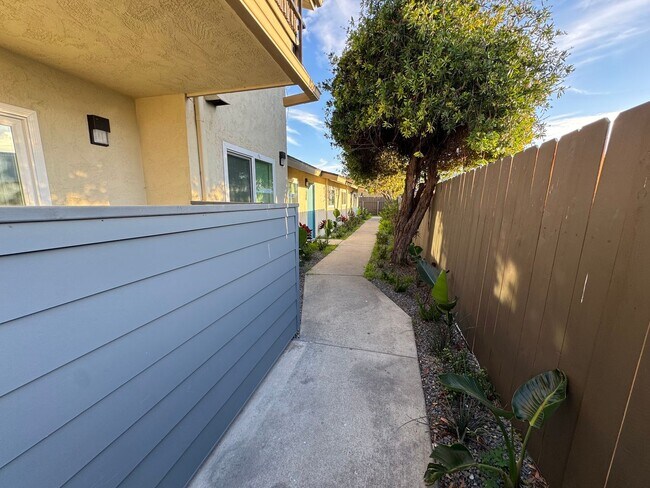 Building Photo - Grove Ave - IB