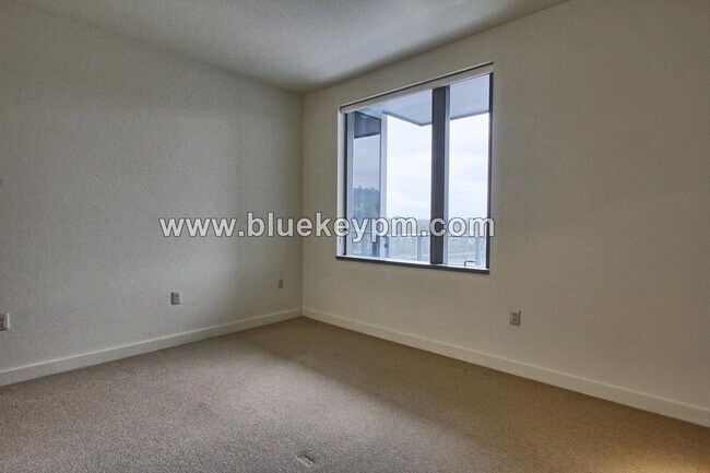 Building Photo - 2 Bed, 2 Bath Condo with Den at Atwater Place in Portland