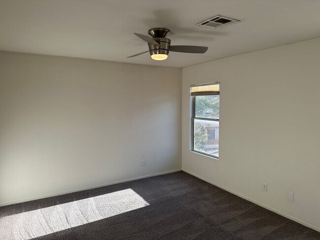 Building Photo - 3 Bedroom Townhouse!! in Gated Community!!...