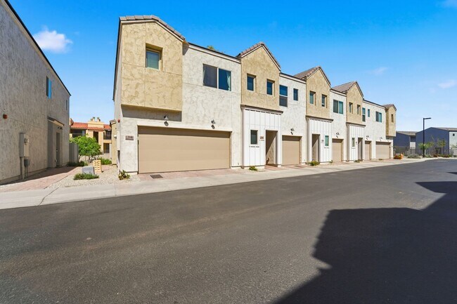 Building Photo - Stylish 2-bedroom, 2.5 bathroom townhouse in a desirable Phoenix location!