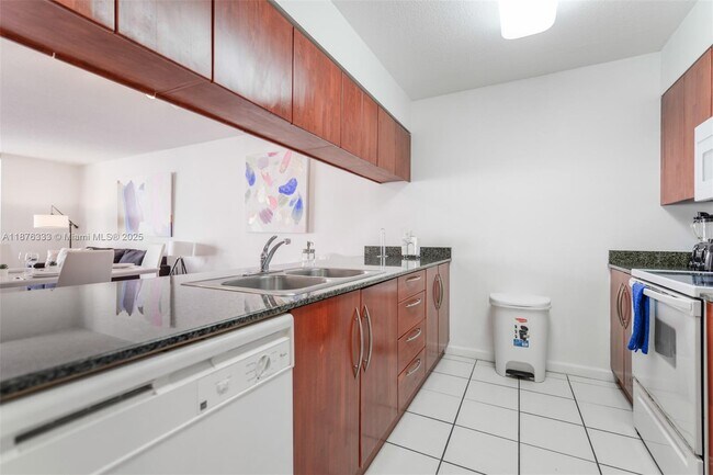 Building Photo - 1200 Brickell Bay Dr