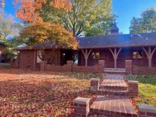 Building Photo - 615 E 101st Terrace