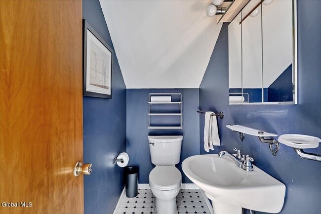 Building Photo - 138 Elm St