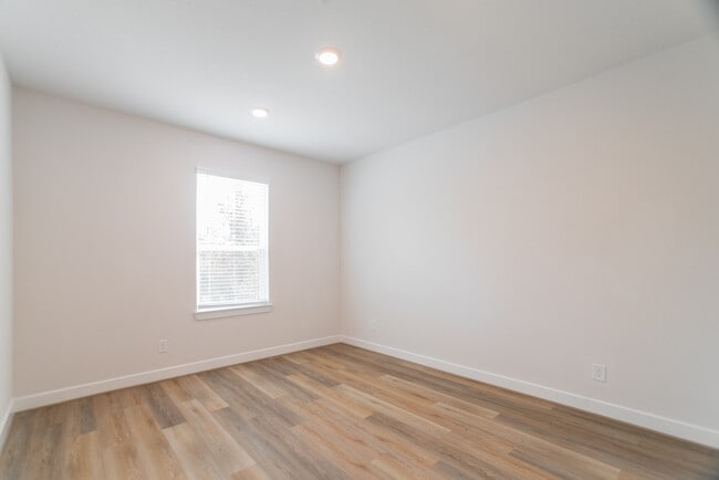 Building Photo - 11 Mariposa Wds Dr