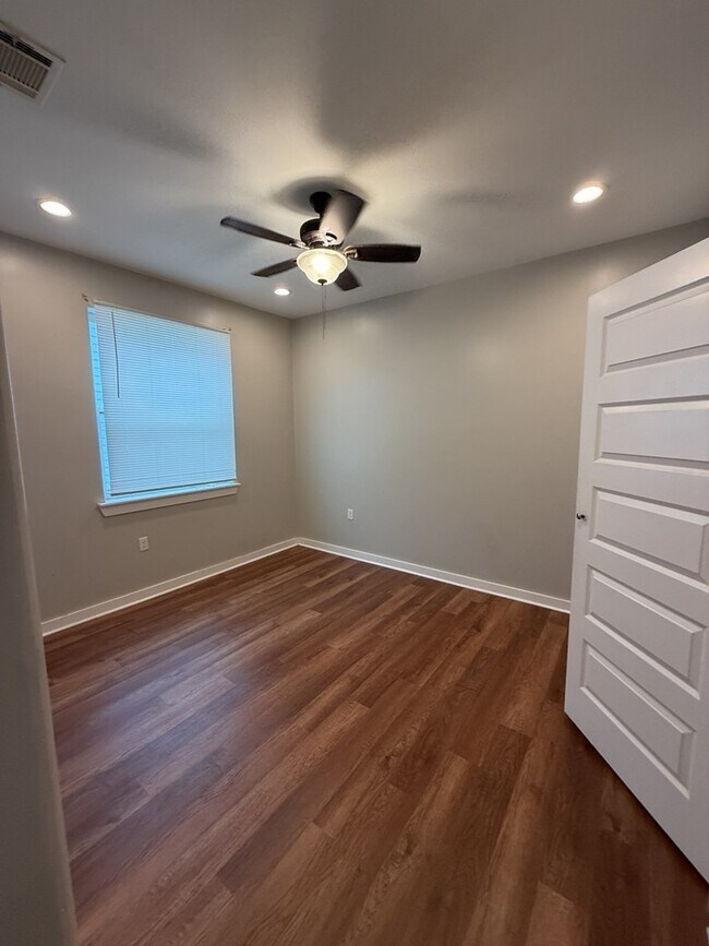 Building Photo - 430 Schmidt Rd