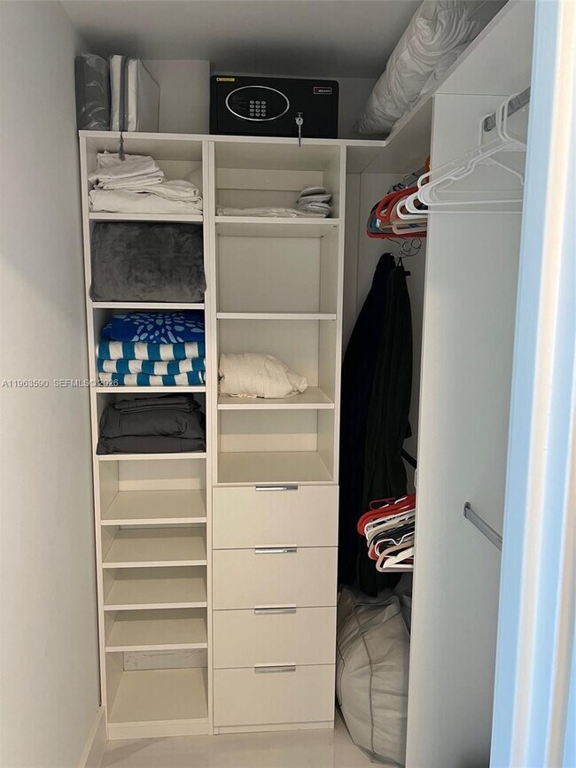 Building Photo - 100 Lincoln Rd