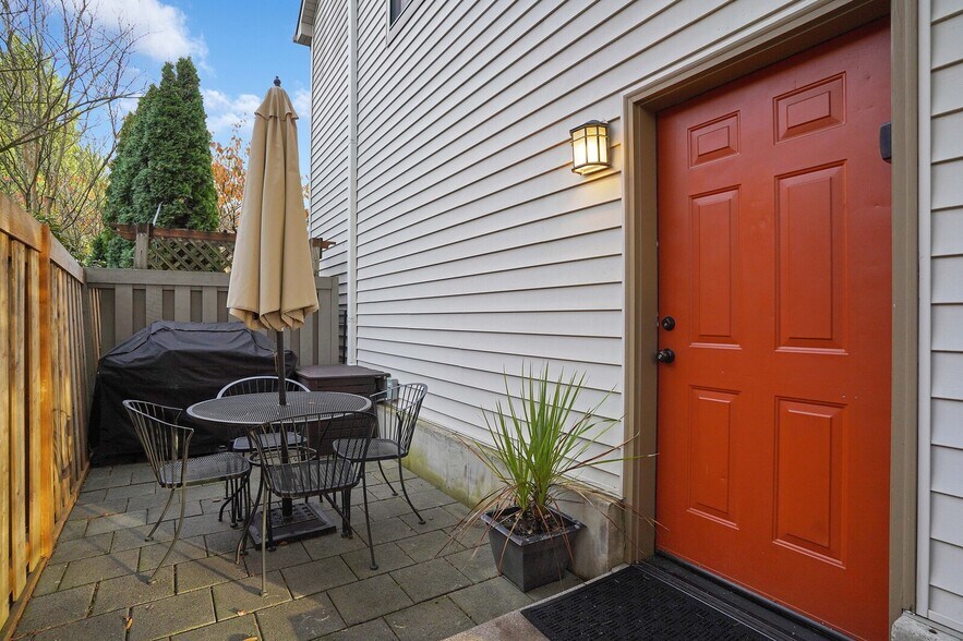 Building Photo - 731 Elm St SW