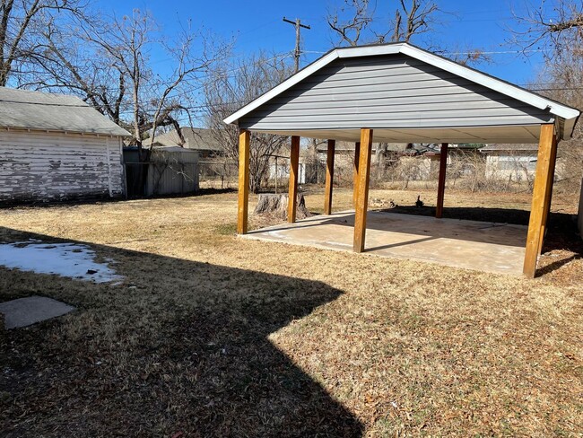 Building Photo - Updated and Spacious 2 bed 2 bath in the P...