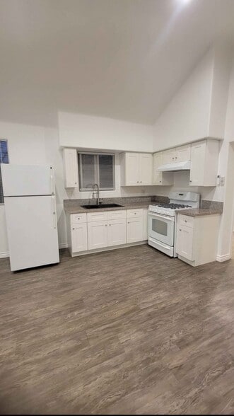 Kitchen - 1276 N Hamilton Blvd