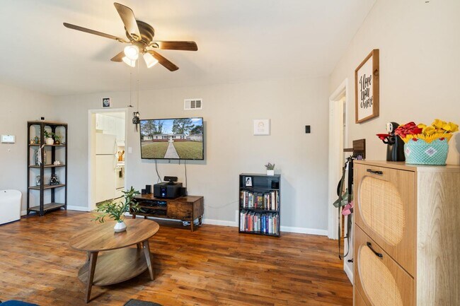 Building Photo - 325 Manor Dr