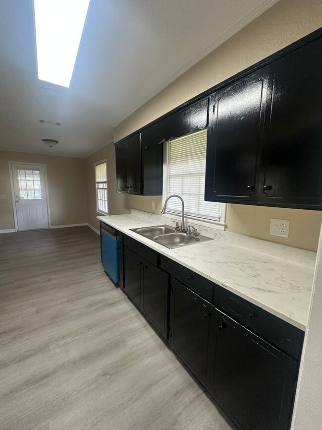 Building Photo - 4 Bed/2 Bath House