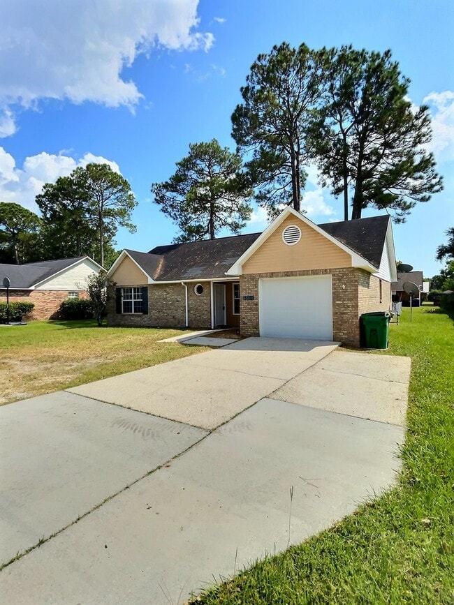 Building Photo - 3-Bedroom, 2-Bath Home Minutes From St. Ma...