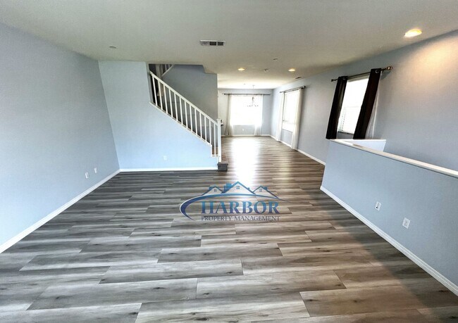 Building Photo - Elegant 3-Story, 4-Bedroom, 3-Bath Condo