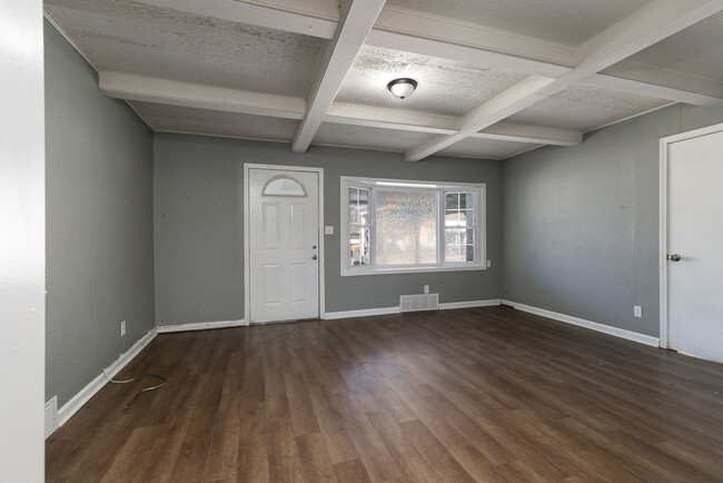 Building Photo - REMODELED 4 Bedroom | 1 Bathroom | 1400 sq...