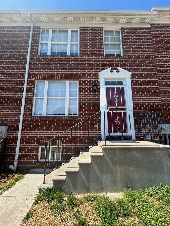 Building Photo - 3 Bedroom townhome