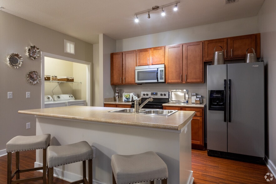 2BR, 2BA - 1,192 SF - River Oaks