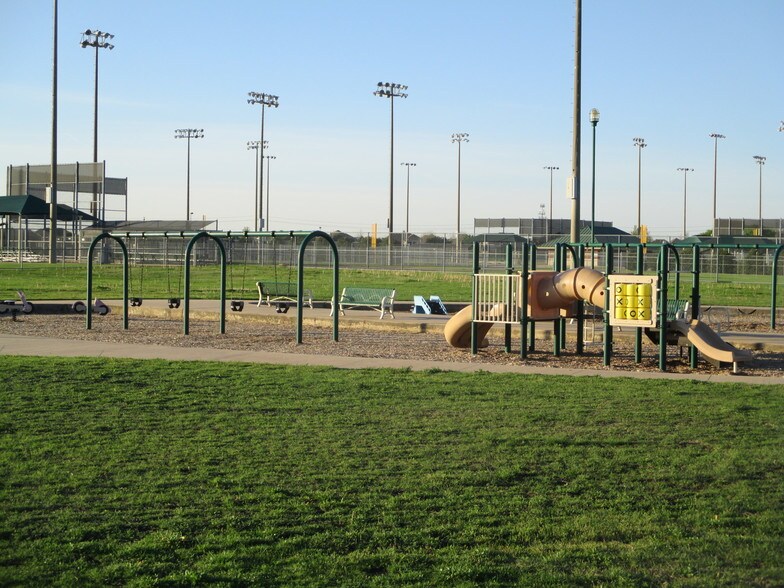 Building Photo - 4522 Oak Shores Dr